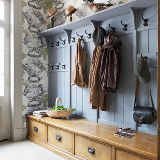 チェシャーの中サイズのカントリー風おしゃれなマッドルーム (ライムストーンの床、マルチカラーの壁、白いドア、グレーの床) の写真