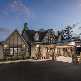 他の地域のトランジショナルスタイルのおしゃれな家の外観 (混合材サイディング、マルチカラーの外壁、切妻屋根、戸建、金属屋根) の写真