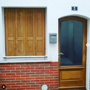 Porte d'entrée en chene sur mesure et fenetre et volet bois