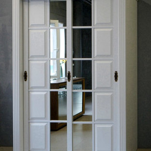 Klassisk inredning av en liten hall