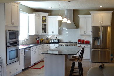 Example of a classic kitchen design in Charleston