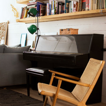 Piano y estantería