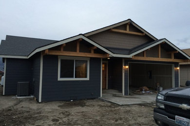 Arts and crafts home design photo in Seattle