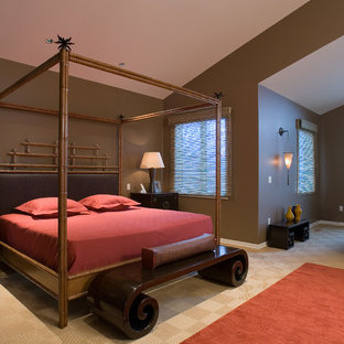 Esempio di una grande camera da letto stile loft etnica con pareti marroni, moquette e nessun camino