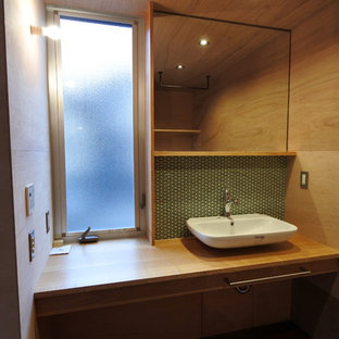 Esempio di un bagno di servizio moderno con piastrelle verdi, piastrelle in gres porcellanato, pareti marroni, lavabo a bacinella, top in rame e top marrone