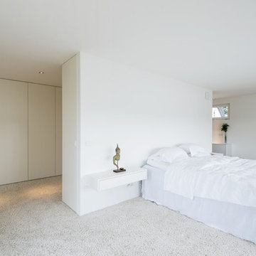 Weißes Schlafzimmer mit Einbauschränken