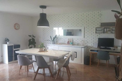 Источник вдохновения для домашнего уюта: большая кухня-столовая в скандинавском стиле с белыми стенами без камина