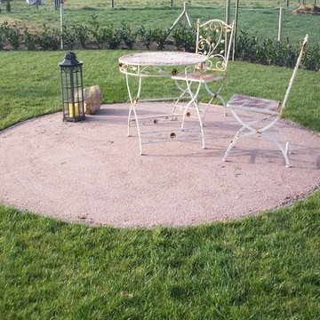 Hausgarten mit Rollrasen und Gartenhaus, sowie Wegen und Freisitz hergestellt