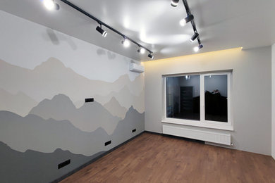 Свежая идея для дизайна: хозяйская, серо-белая спальня среднего размера в современном стиле с бежевыми стенами, полом из ламината, коричневым полом, многоуровневым потолком, обоями на стенах и акцентной стеной без камина - отличное фото интерьера