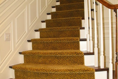 Imagen de escalera en L clásica grande con escalones de madera y contrahuellas de madera