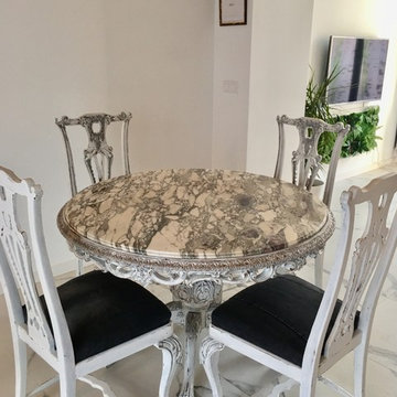 Juego de cuatro sillas y mesa en el loft