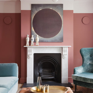 Foto di un piccolo soggiorno contemporaneo chiuso con pareti rosa, parquet chiaro, camino classico e pavimento beige