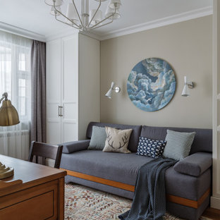 Imagen de dormitorio infantil tradicional renovado, de tamaño medio, con paredes beige, suelo de madera en tonos medios y suelo beige