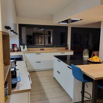 Modèle de cuisine équipée sur mesure conçue et installée à Colomiers.