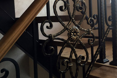 Источник вдохновения для домашнего уюта: п-образная лестница среднего размера в классическом стиле с деревянными ступенями и металлическими перилами без подступенок