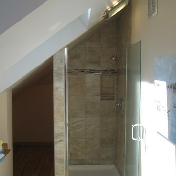 Cute bathroom utilizing attic space