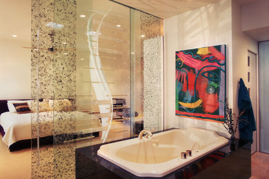 Diseño de cuarto de baño principal clásico de tamaño medio con paredes beige, suelo de ladrillo y encimera de granito