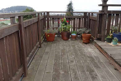 Example of a trendy backyard deck design in San Francisco