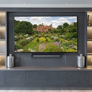 Inredning av ett modernt stort allrum med öppen planlösning, med ett musikrum, grå väggar, ljust trägolv och en inbyggd mediavägg