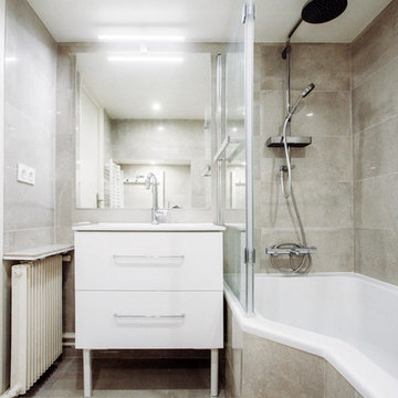 Salle de bain gris et wc blanc