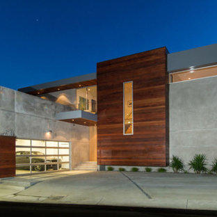 Foto på ett stort funkis grått hus, med två våningar och glasfasad