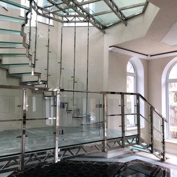 Винтовая стеклянная лестница над бассейном