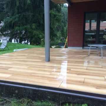 Terrassenplatten aus Feinsteinzeug im Holzdesign-Style