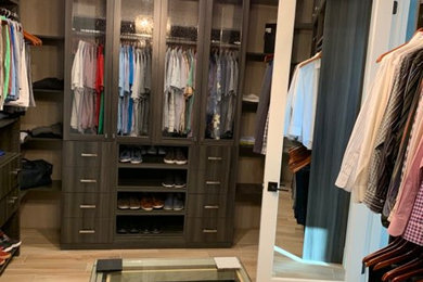 Ejemplo de armario vestidor unisex minimalista con armarios con paneles lisos