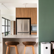 Houzz Tour: Executive Flat Opens up to Sun, Breeze and Friends