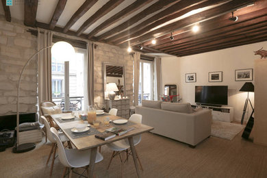 Idée de décoration pour un salon champêtre de taille moyenne et ouvert avec une salle de réception, un mur blanc, aucune cheminée, un téléviseur indépendant, moquette et un sol beige.