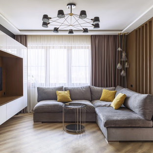 Inspiration för mellanstora moderna allrum med öppen planlösning, med bruna väggar, vinylgolv, beiget golv och en inbyggd mediavägg