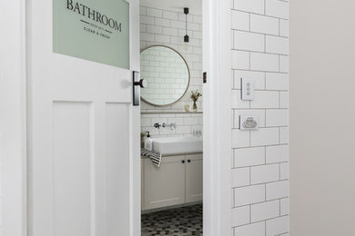 ブリスベンにあるトラディショナルスタイルのおしゃれな浴室の写真