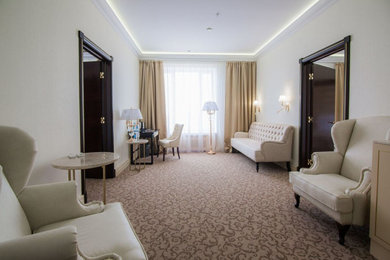 На фото: гостиная комната в классическом стиле с тюлем на окнах