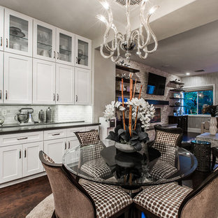 ラスベガスの中サイズのトランジショナルスタイルのLDKの画像 (グレーの壁、濃色無垢フローリング、標準型暖炉、石材の暖炉まわり)