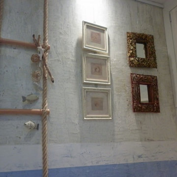 Decorazione materica della parete di un bagno