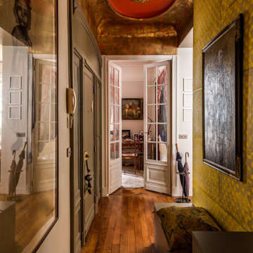 L'entrée sophistiquée d'un appartement parisien