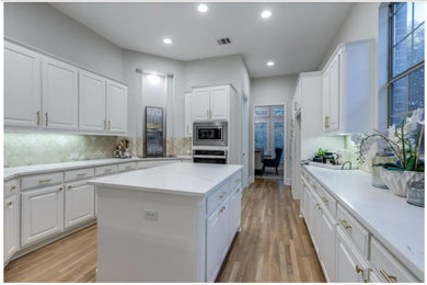 Example of a kitchen design in Dallas
