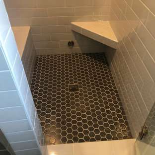 75+ Bäder mit Schrankfronten mit vertiefter Füllung und Beton