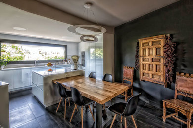 Imagen de cocina ecléctica grande con armarios con paneles lisos, puertas de armario blancas, encimera de acrílico, salpicadero verde, electrodomésticos de acero inoxidable, suelo de baldosas de cerámica y una isla