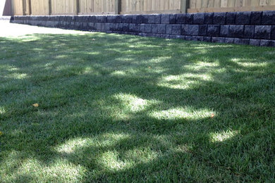Design ideas for a traditional landscaping in Calgary.