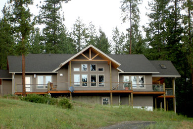Example of a cottage home design design in Seattle