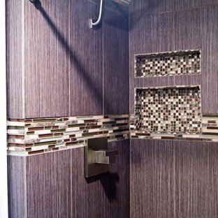 Foto di una piccola stanza da bagno moderna con doccia alcova, piastrelle marroni, piastrelle in gres porcellanato e pavimento in gres porcellanato