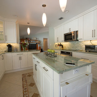 Bild på ett funkis grön grönt skafferi, med en enkel diskho, luckor med upphöjd panel, vita skåp, bänkskiva i kvartsit, stänkskydd i glaskakel, rostfria vitvaror, klinkergolv i porslin och en köksö