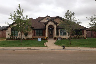 Example of a classic home design design in Dallas