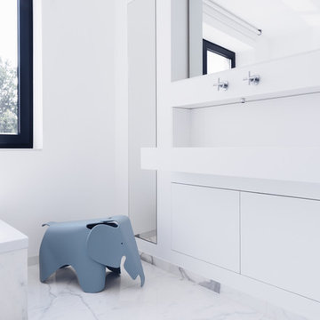 Oh Calacatta! Fugenlose Marmorbäder im hellen Design