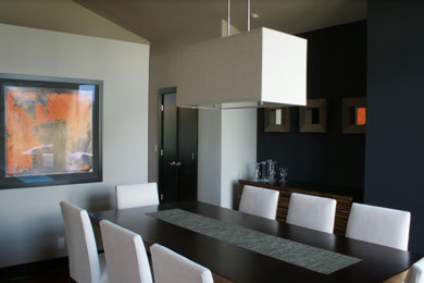 Example of a dining room design in Phoenix