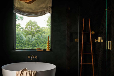 ダラスにあるラグジュアリーな広いモダンスタイルのおしゃれなマスターバスルーム (置き型浴槽、緑の壁、開き戸のシャワー) の写真