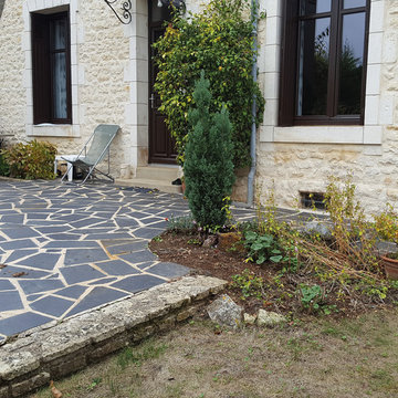 Jardin avec une terrasse dallage de pierre naturelle Calminia®