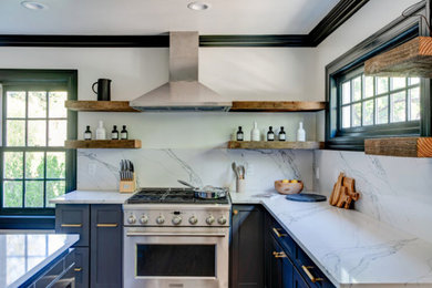 Kitchen - cottage kitchen idea in New York