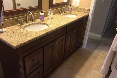 Bathroom - modern bathroom idea in Detroit